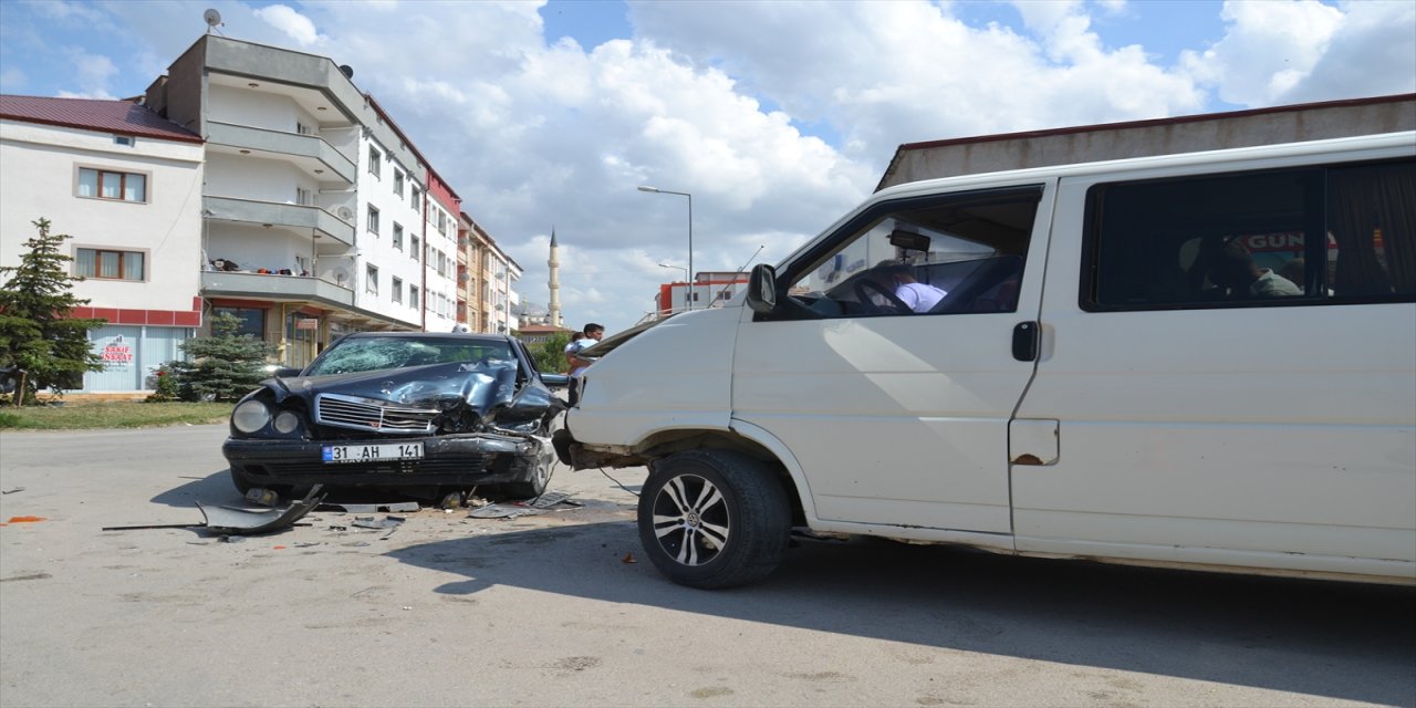 Sivas'ta otomobil ile hafif ticari araç çarpıştı: 7 yaralı
