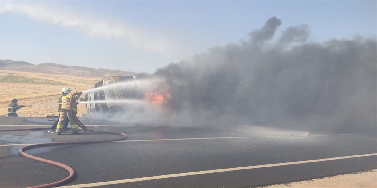 Mardin'de devrilen tırda çıkan yangın tarlaya sıçradı