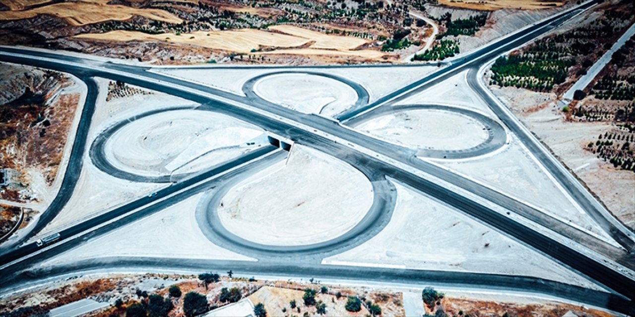 KKTC'de Türkiye'nin finansal desteğiyle yapımı sürdürülen Lefkoşa Kuzey Çevre Yolu'nun bir bölümü açılıyor