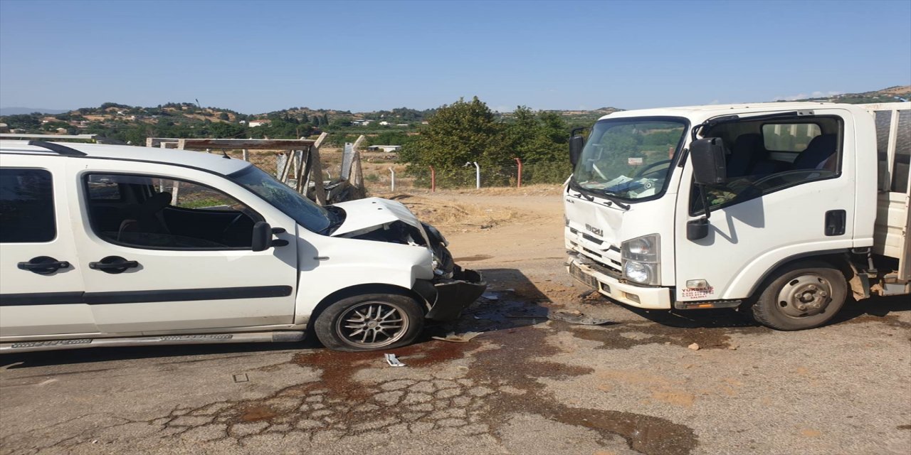 Manisa'daki iki trafik kazasında 6 kişi yaralandı