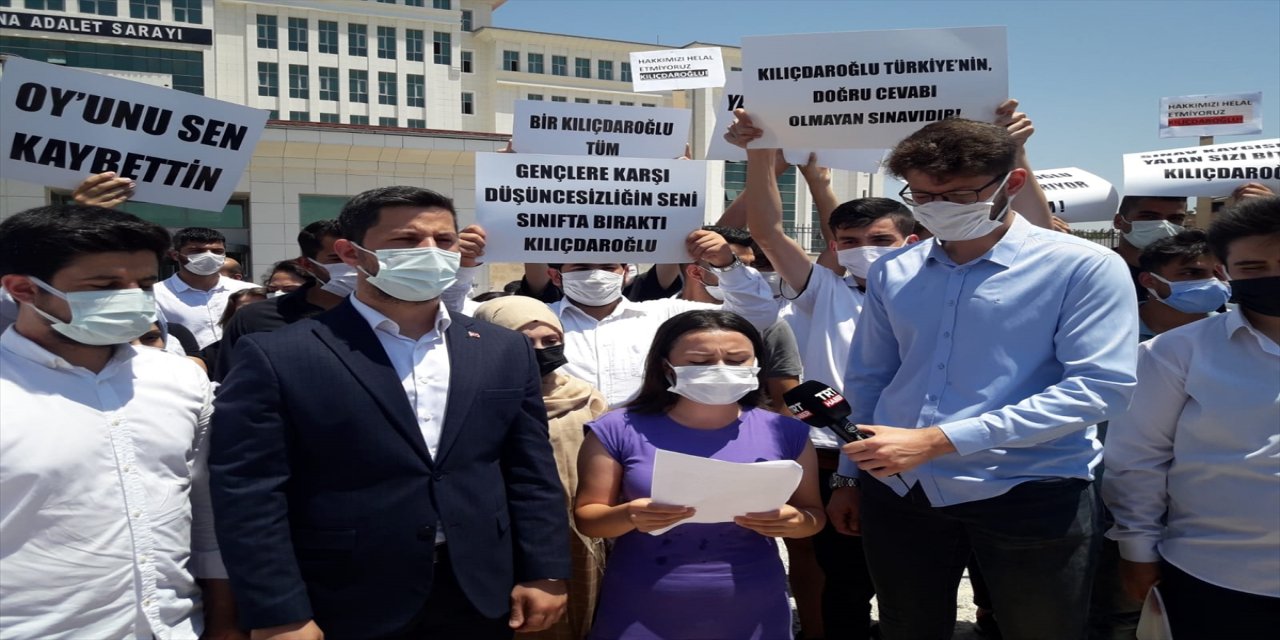 Adana'da üniversite sınavına giren gençler, Kılıçdaroğlu'na 1 liralık manevi tazminat davası açtı