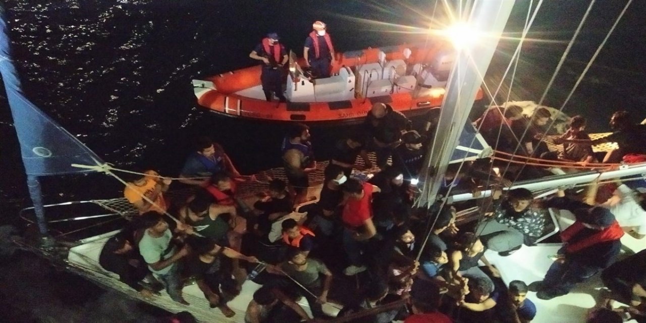 Çanakkale açıklarında 59 düzensiz göçmen kurtarıldı