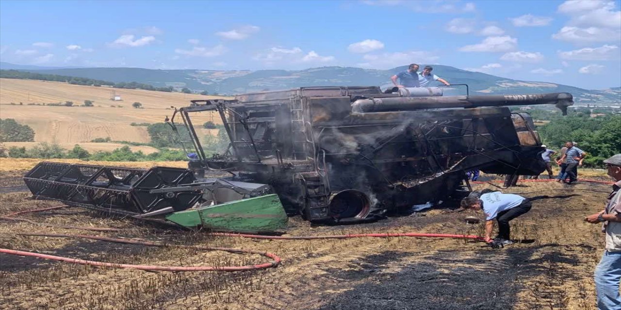 Samsun'da tarlada çalışan biçerdöver yanarak kullanılamaz hale geldi