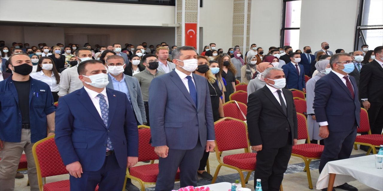 Milli Eğitim Bakanı Selçuk, Hakkari'de öğretmen ve öğrencilerle buluştu