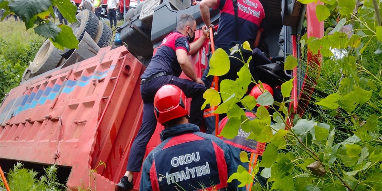 Ordu’da devrilen kamyonun sürücüsü hayatını kaybetti