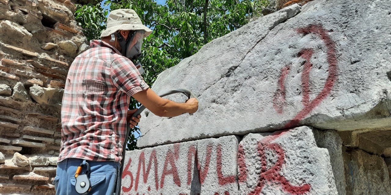 İznik'in tarihi surlarındaki yazılar "kumlama" yöntemiyle siliniyor