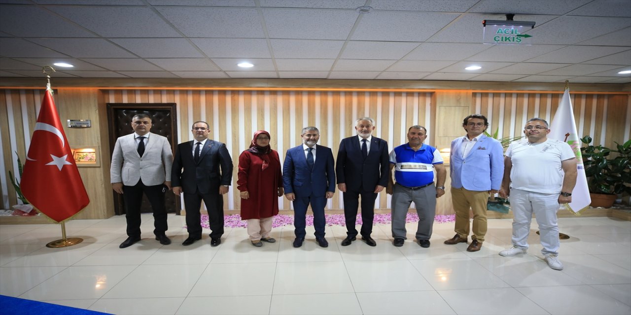 Hazine ve Maliye Bakan Yardımcısı Nebati, Isparta'da esnafı ziyaret etti