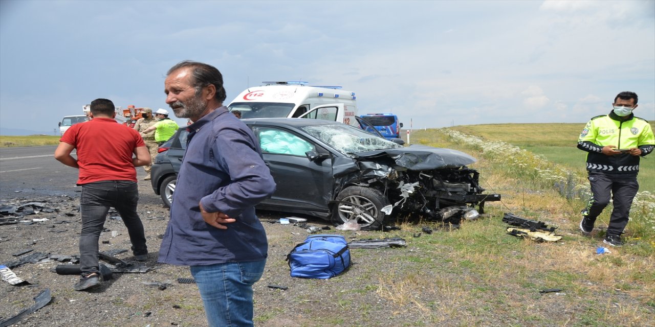 Kars'ta iki otomobil çarpıştı: 1 ölü, 8 yaralı