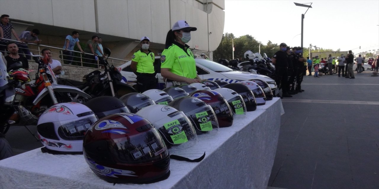 Batman'da motosiklet kazalarına dikkati çekmek için kask dağıtıldı