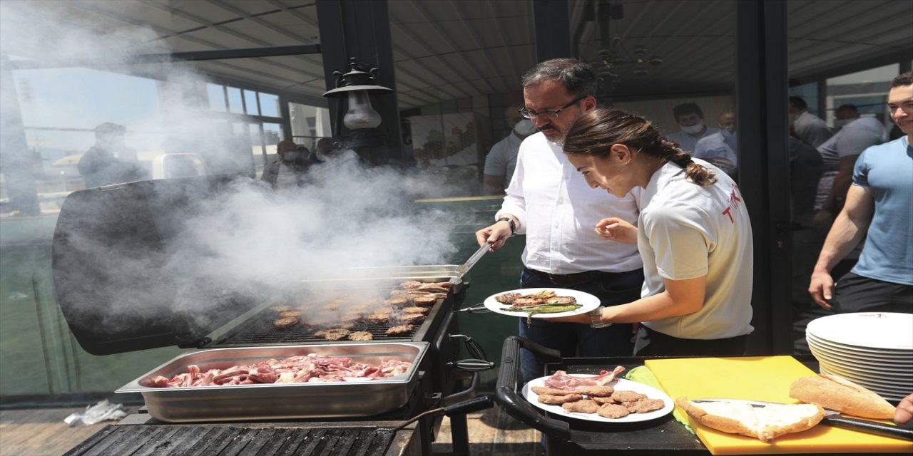 Bakan Kasapoğlu, Tokyo Olimpiyat Oyunları'na hazırlanan sporcuları İzmir'de ziyaret etti