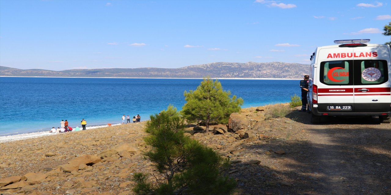 Salda Gölü'ne serinlemek için giren çocuk boğuldu