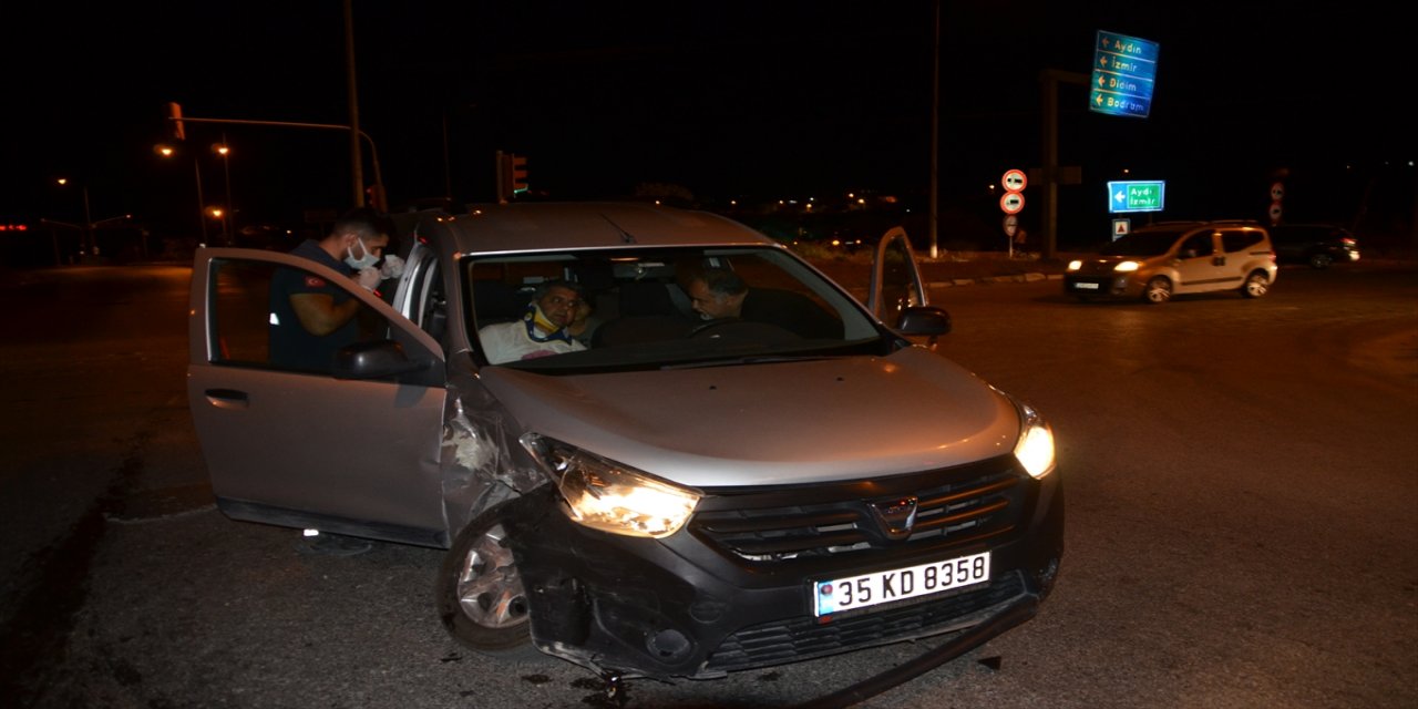 Aydın'da hafif ticari araçla otomobil çarpıştı: 3 yaralı