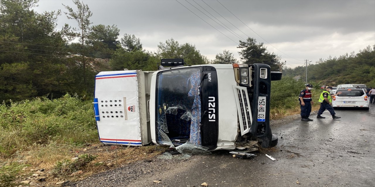 Mersin'de devrilen kamyonetteki 11 kişi yaralandı
