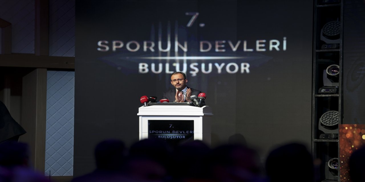 Bakan Kasapoğlu, Ülke TV'nin "7. Sporun Devleri Buluşuyor" ödül törenine katıldı