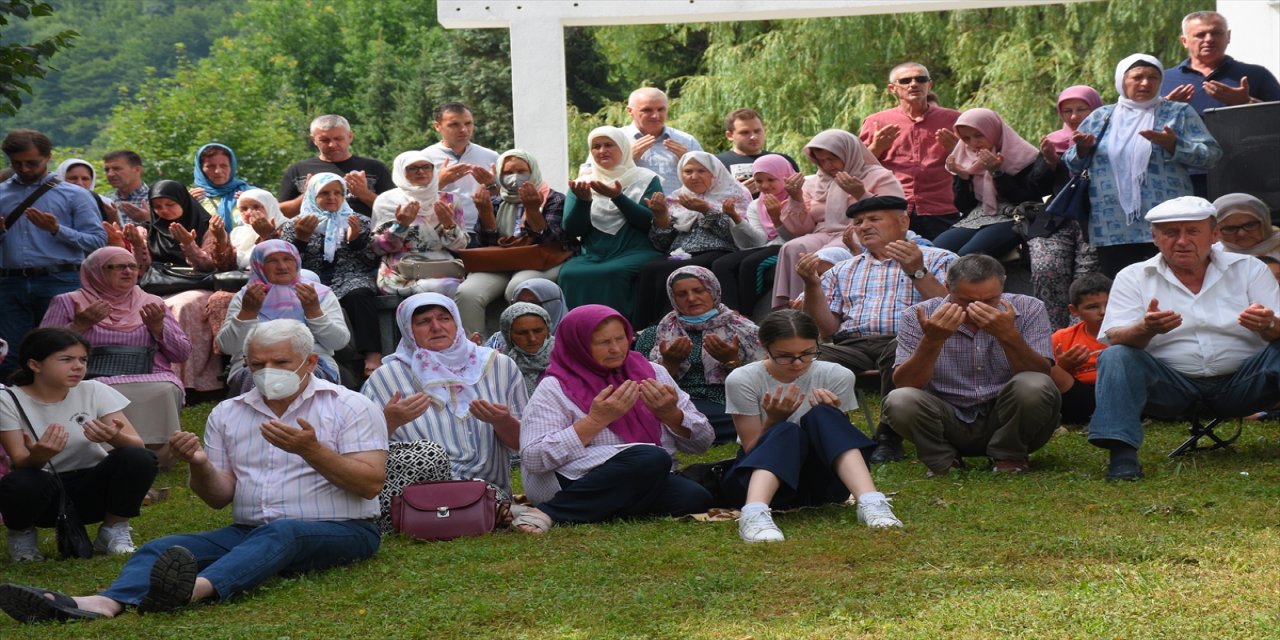 Saraybosnalılar Srebrenitsa kurbanlarını gözyaşları ve dualarla uğurladı