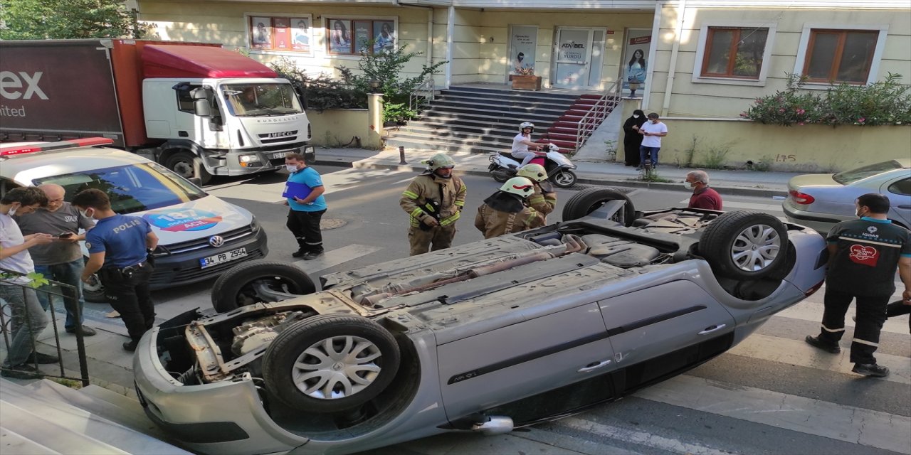 Ataşehir'de içinde sürücüsünün olmadığı otomobil takla attı