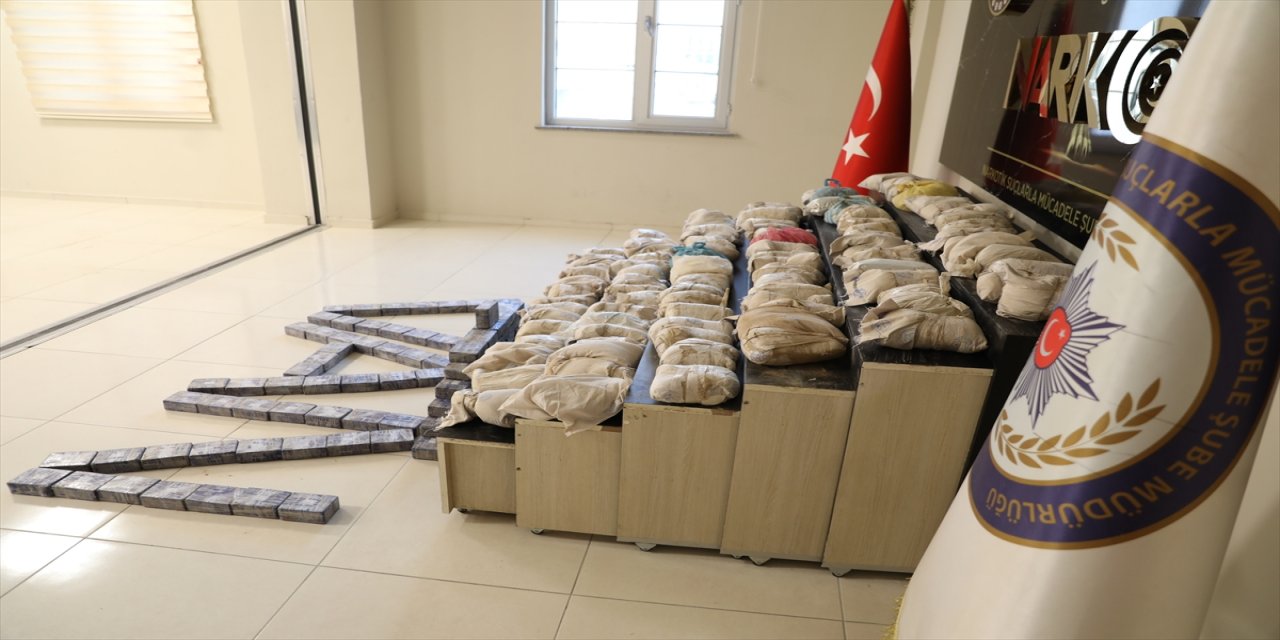 Van'da polisin "dur" ihtarına uymayan sürücünün aracında 155 kilo 675 gram eroin bulundu