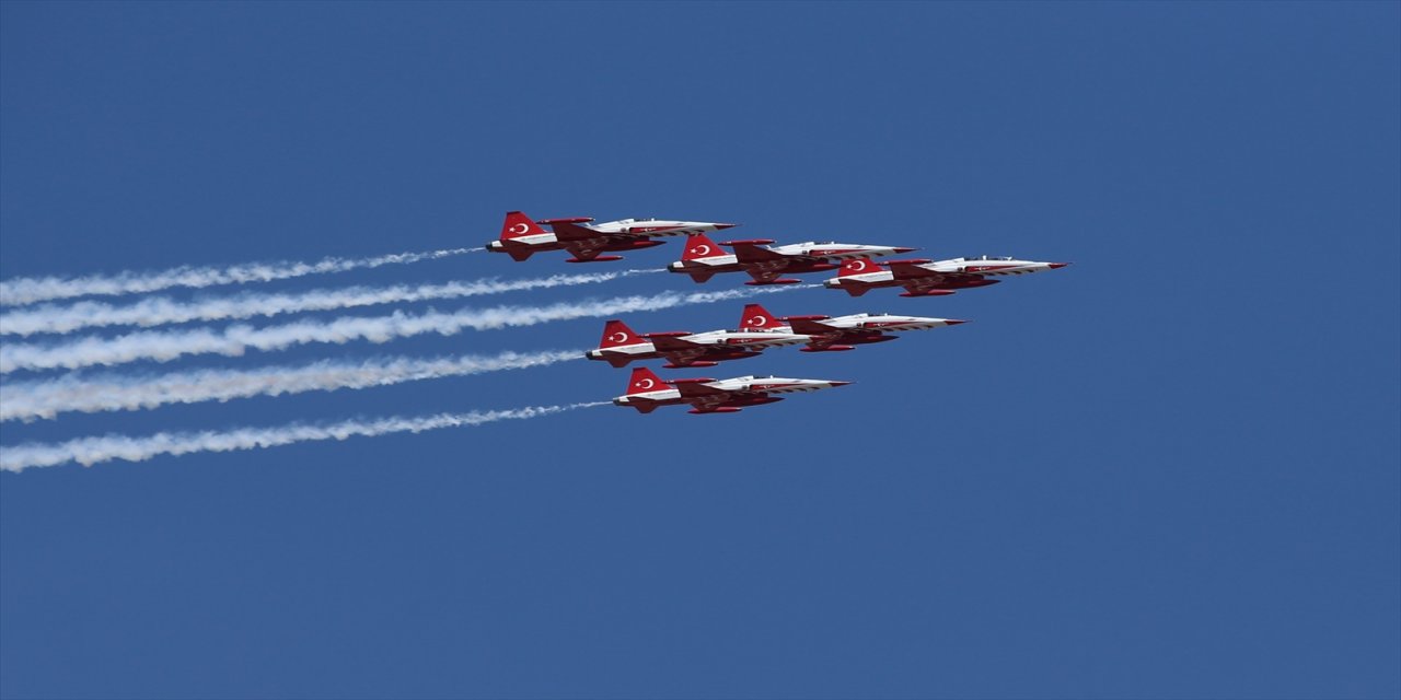 Türk Yıldızları Kayseri'de gösteri uçuşu yaptı