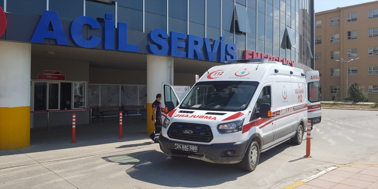 Erzincan'da silahla kazara kendini yaralayan çobanı jandarma ve sağlık ekipleri hastaneye ulaştırdı