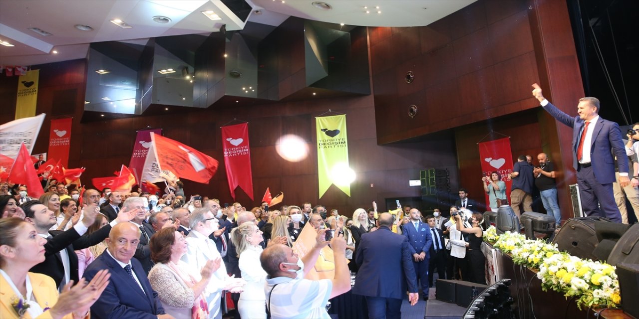 TDP Genel Başkanı Mustafa Sarıgül, partisinin İstanbul 1. Olağan Kongresi'ne katıldı