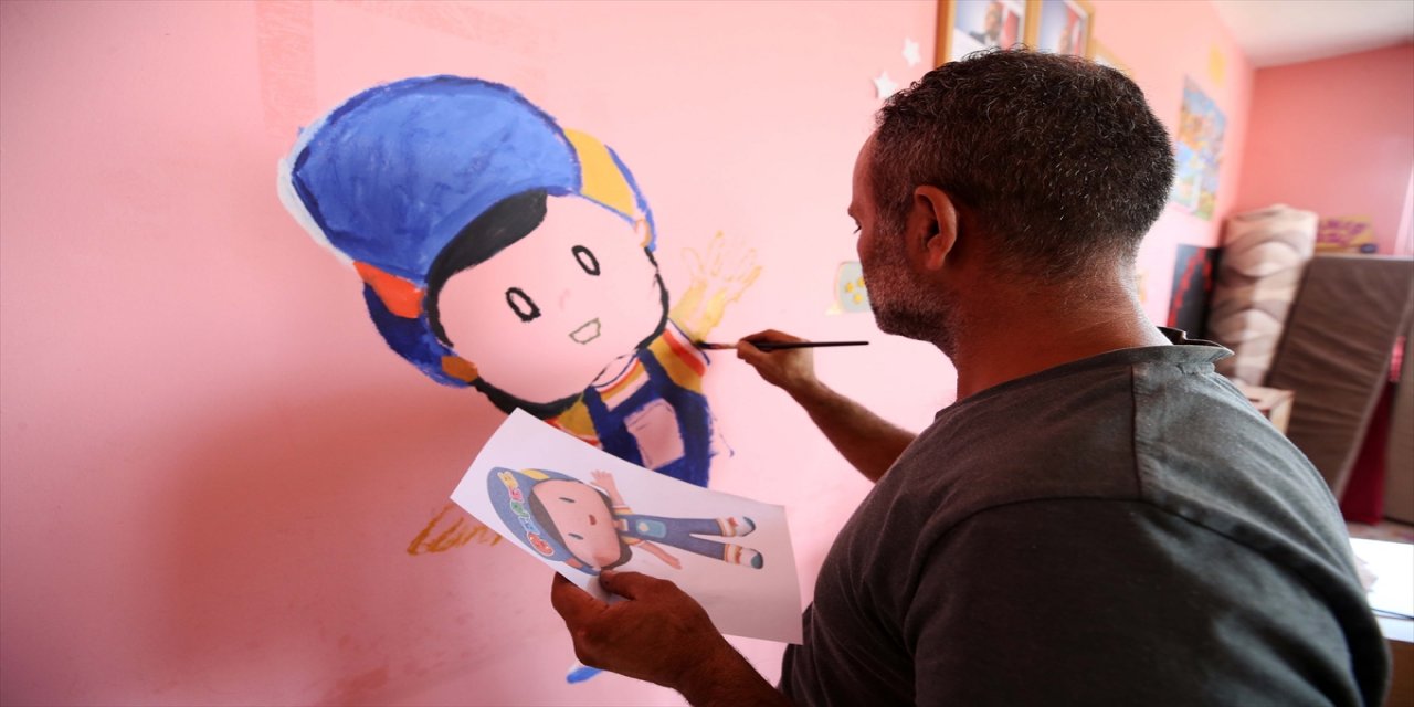 Muşlu elektrik ustası öğrenciler için gönüllü olarak sınıf duvarlarını renklendiriyor