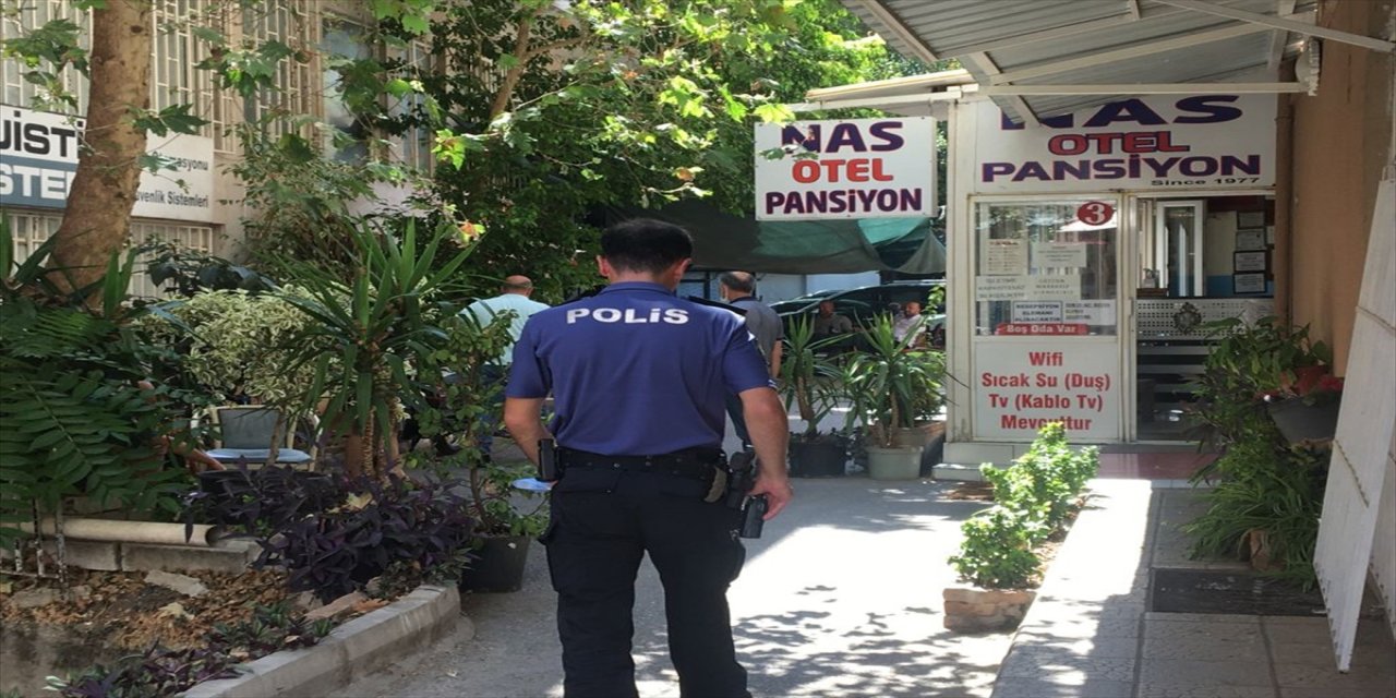 Antalya'da bir kişi otel odasında ölü bulundu