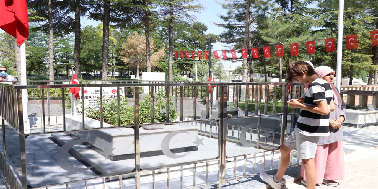 Şehit Ömer Halisdemir'in kabrinde ziyaretçi yoğunluğu yaşanıyor