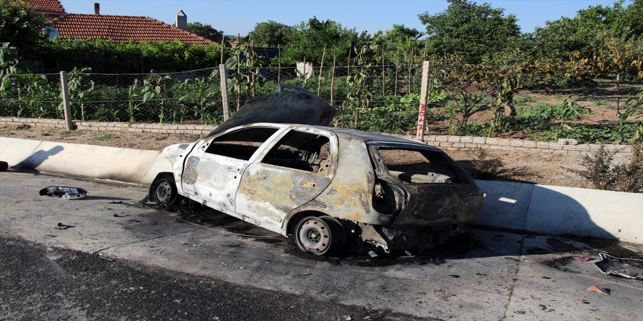 Uşak'ta devrilerek alev alan otomobilin sürücüsü yaralandı