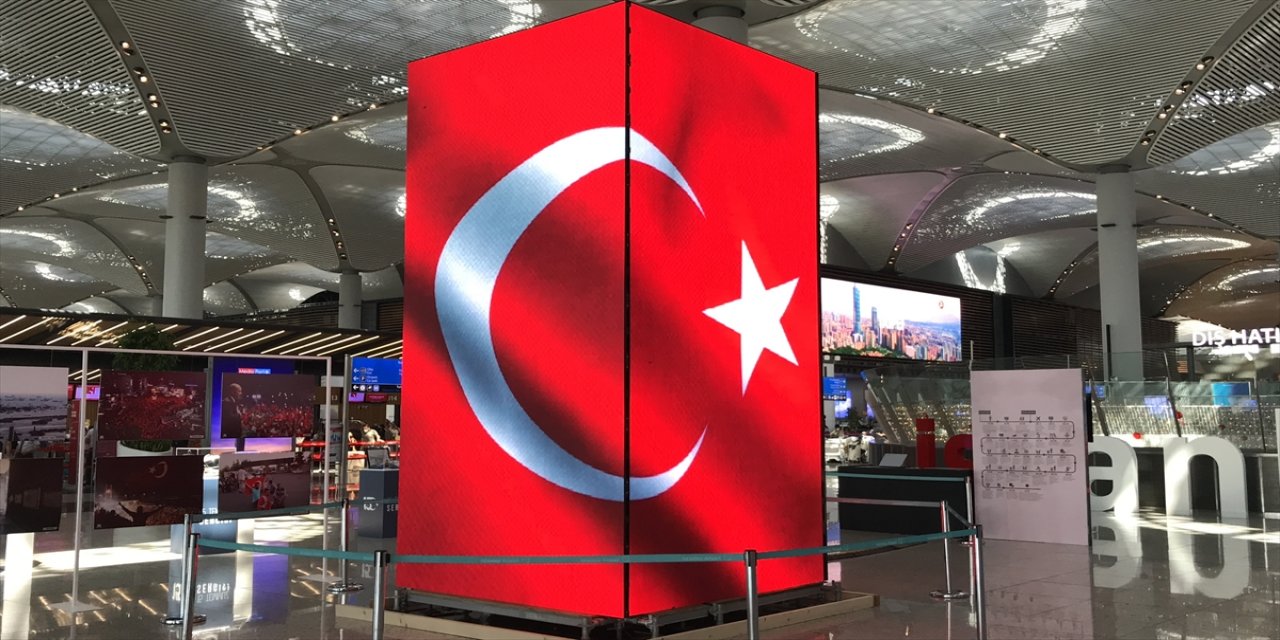 Darbe girişiminde milletin mücadelesi anlatıldığı İstanbul Havalimanı'ndaki led kulelere yolcular ilgi gösterdi