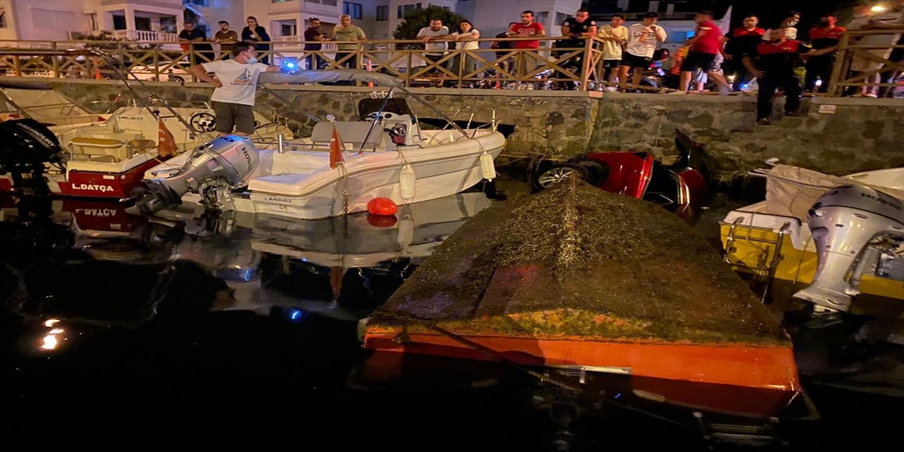 Muğla'da dereye düşen araç tekneyi batırdı