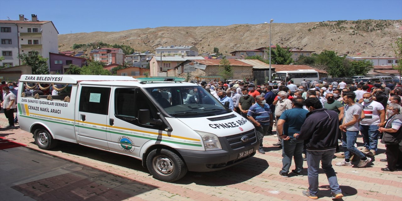 Aliağa'da gemi geri dönüşüm bölgesindeki patlamada hayatını kaybeden işçinin cenazesi Sivas'ta defnedildi