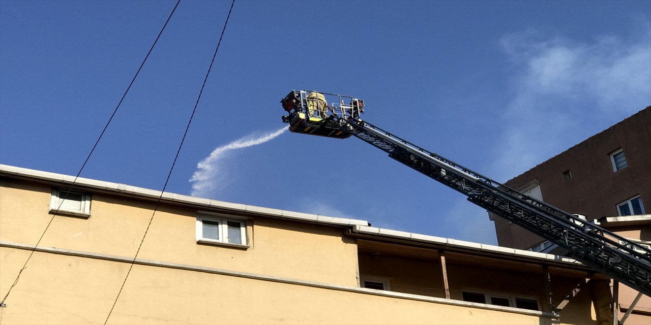 Beyoğlu'nda apartmanın çatısında çıkan yangın söndürüldü