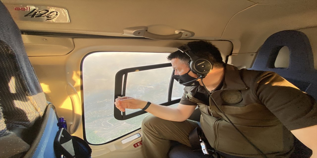 Tarım ve Orman Bakanı Bekir Pakdemirli, Mersin'deki orman yangını bölgesini havadan inceledi