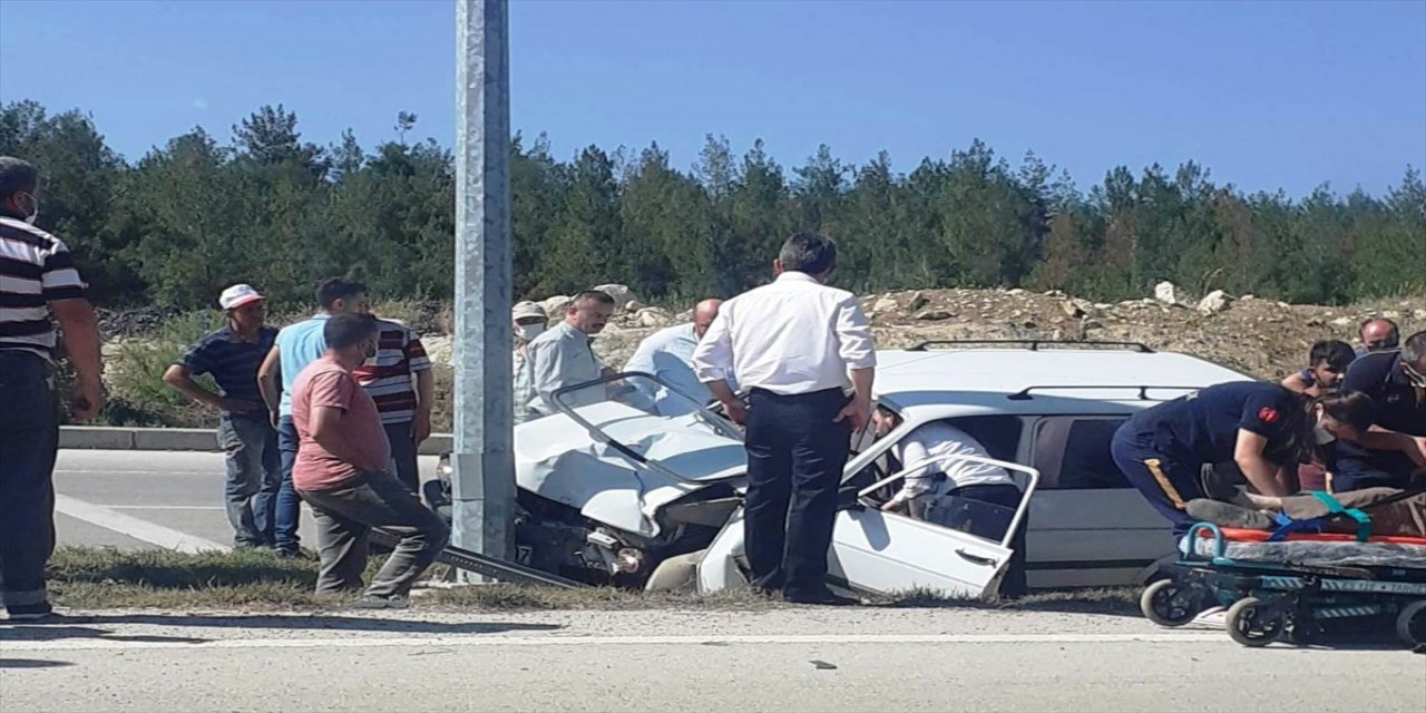 Sinop'ta aydınlatma direğine çarpan otomobilin sürücüsü yaşamını yitirdi