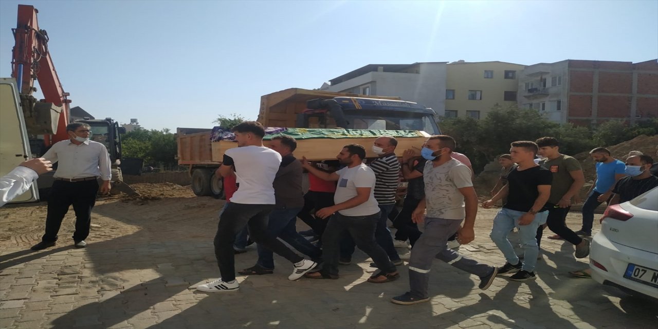 İzmir'de motosikletiyle seyir halindeyken silahlı saldırı sonucu ölen kadın defnedildi