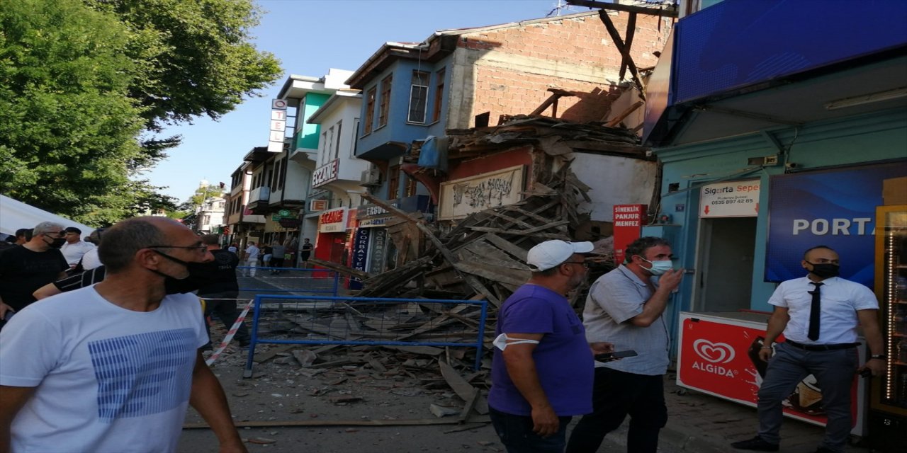 Mudanya'da kullanılmayan ahşap bina çöktü
