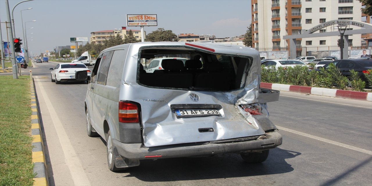 Hatay'da 7 aracın karıştığı trafik kazasında 3 kişi yaralandı
