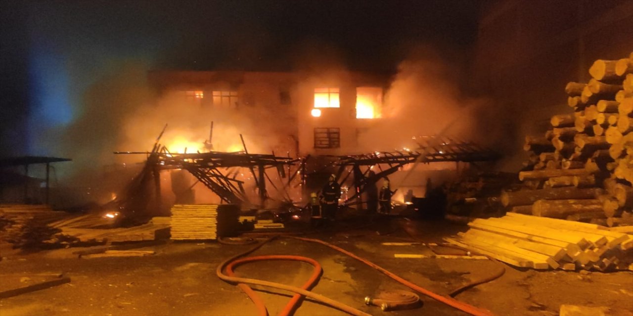 Başkentte 3 katlı iş merkezinde çıkan yangında 1 kişi hayatını kaybetti