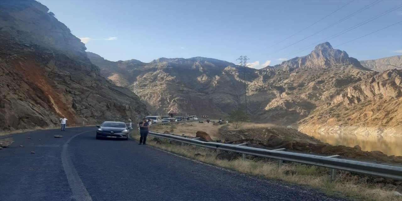 Erzurum'un Olur ile Artvin'in Yusufeli kara yolu heyelan nedeniyle ulaşıma kapandı