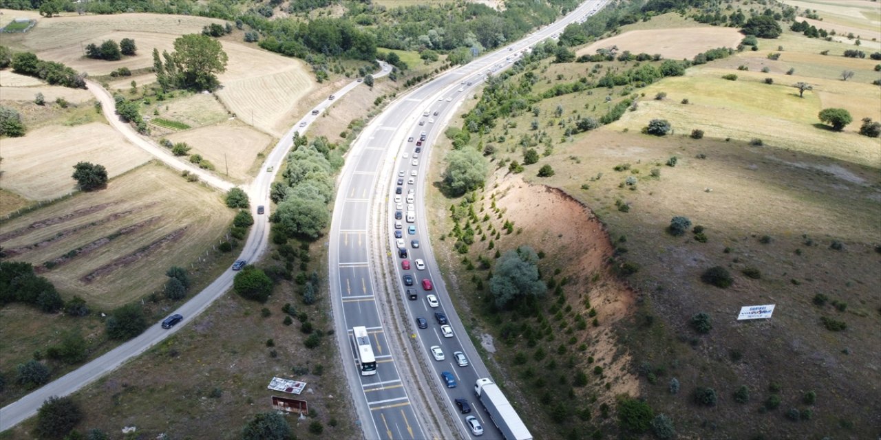 Anadolu Otoyolu'nda bayram tatili yoğunluğu devam ediyor