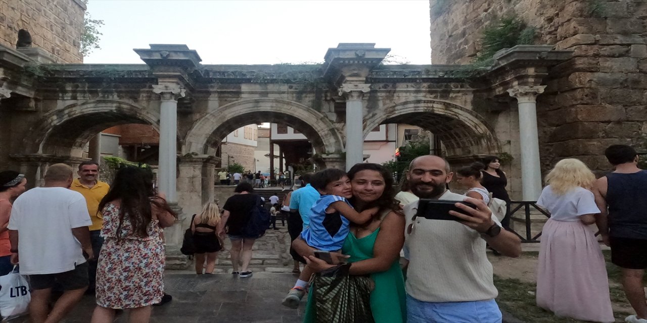 "Turizmin başkenti" Antalya'da bayram öncesi yoğunluk