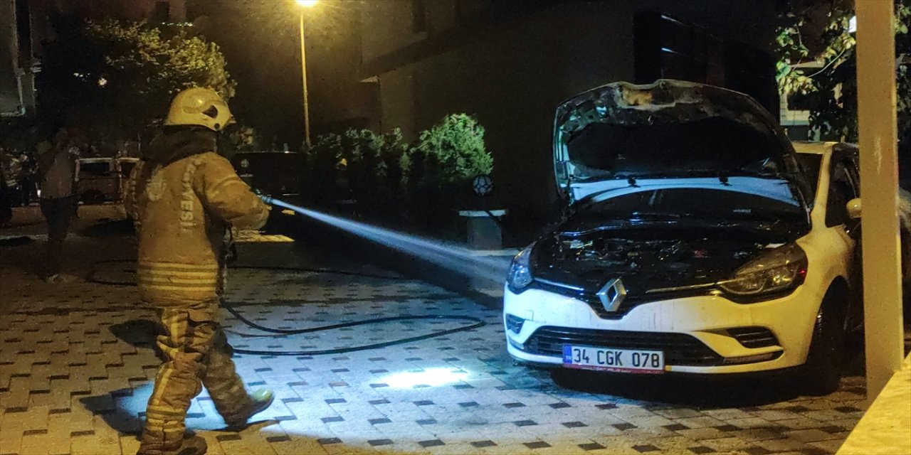 Kadıköy'de park halindeki 2 otomobil yandı