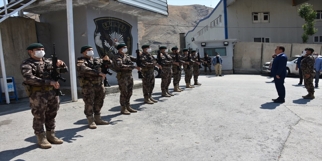 Hakkari Valisi Akbıyık, güvenlik güçleriyle bayramlaştı