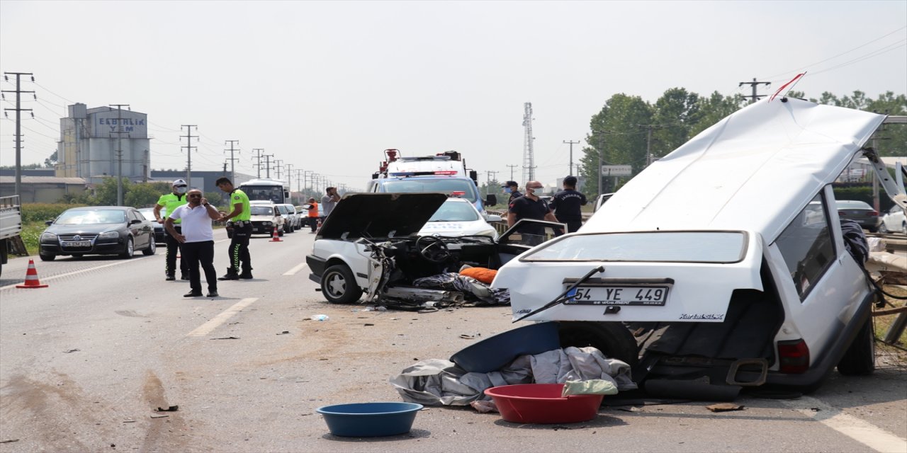 Sakarya'da iki otomobil çarpıştı: 6 yaralı