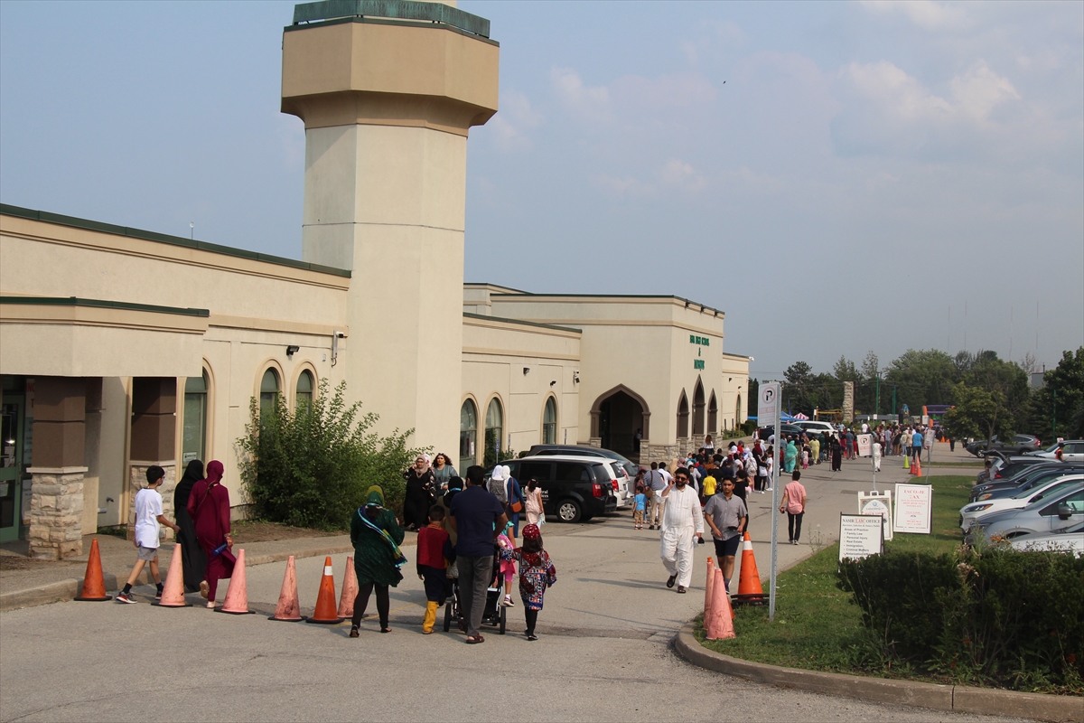 Kanada’da çocuğunu alan bayram karnavalına koştu