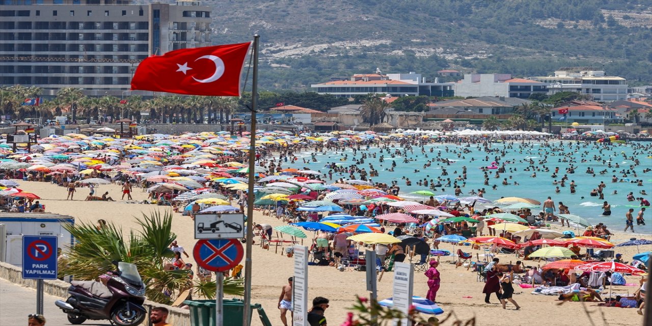 Tatilci yoğunluğu yaşanan Çeşme'de günlük nüfus 1 milyonu aşıyor