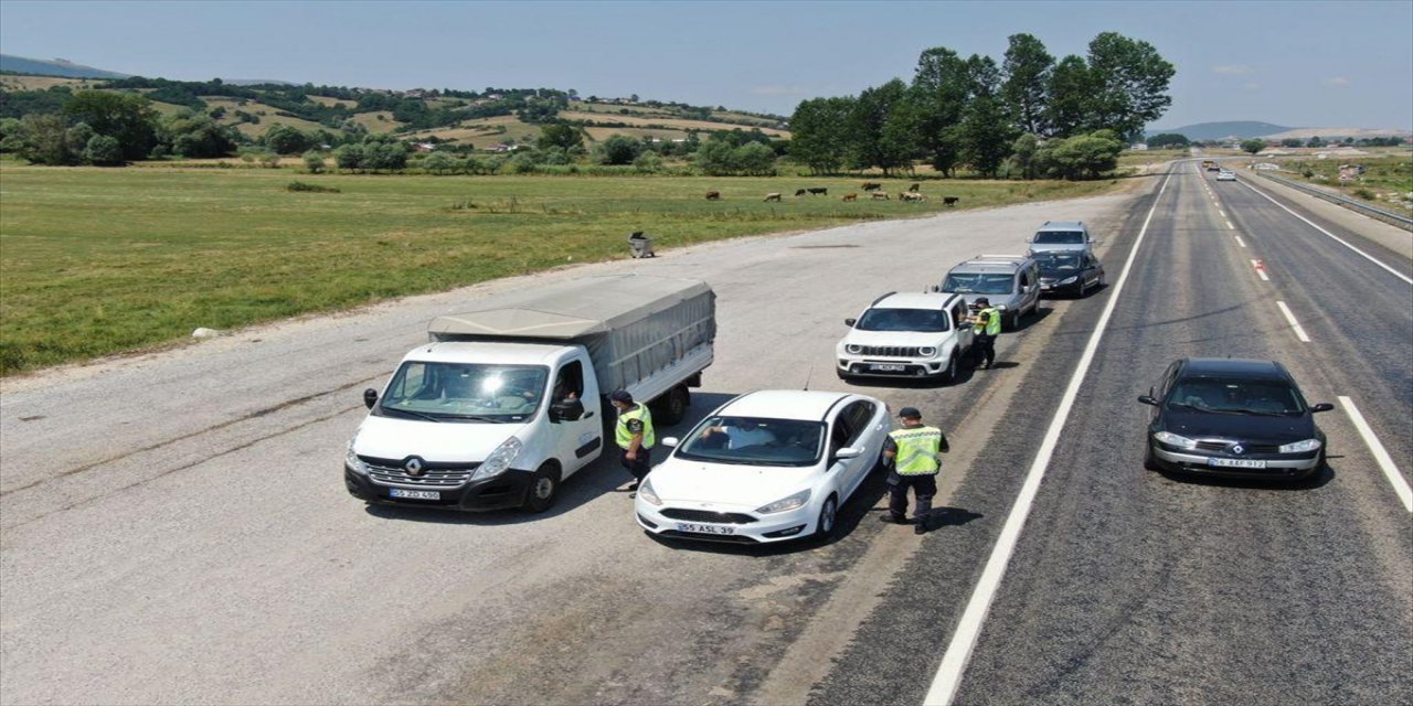 Samsun'da jandarma drone destekli uygulama yaptı, sürücülere şeker ikramında bulundu