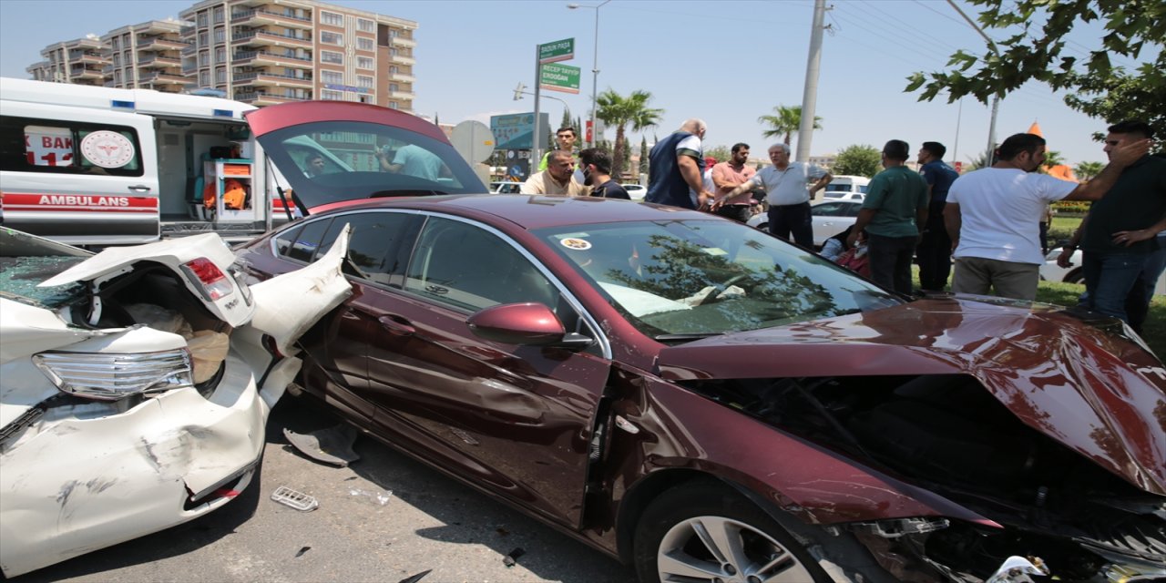 Şanlıurfa'da 3 aracın karıştığı trafik kazasında 6 kişi yaralandı