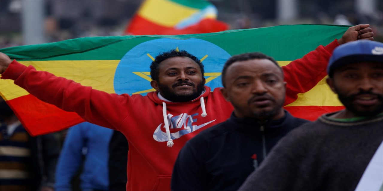 Etiyopya'da on binlerce kişi Tigraylı isyancılara karşı gösteri yaptı