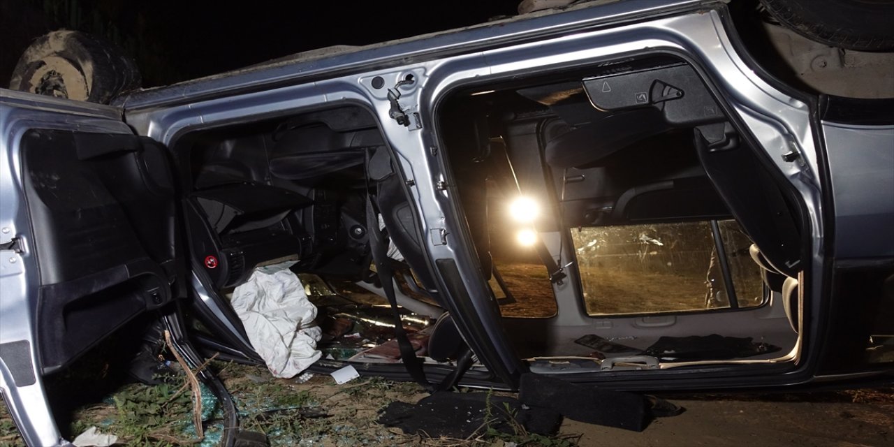 Bursa'da bir araçla çarpıştıktan sonra su kanalına düşen otomobildeki 5 kişi yaralandı